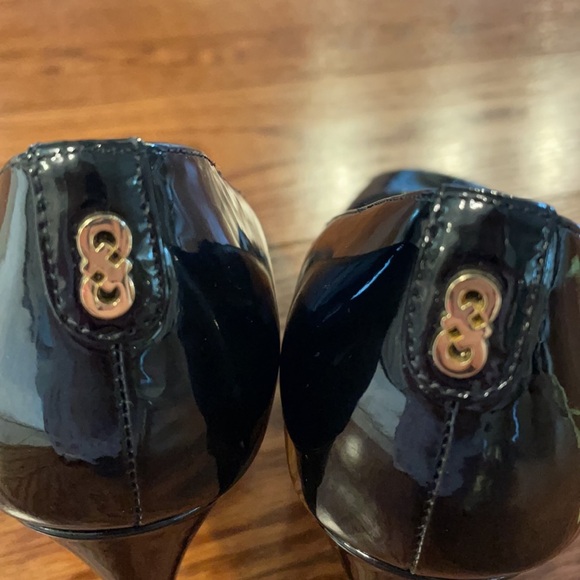 COLE HAAN BLACK PATENT LEATHER PEEP TOE HEELED PUMP. Size 6 - Picture 13 of 13